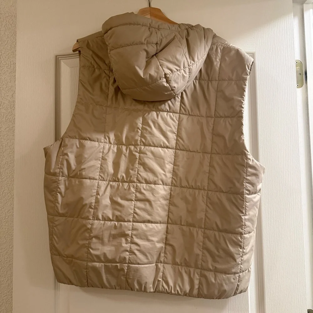 W’s XL Light Gust Hooded Vest- Patagonia - Picture 2 of 5